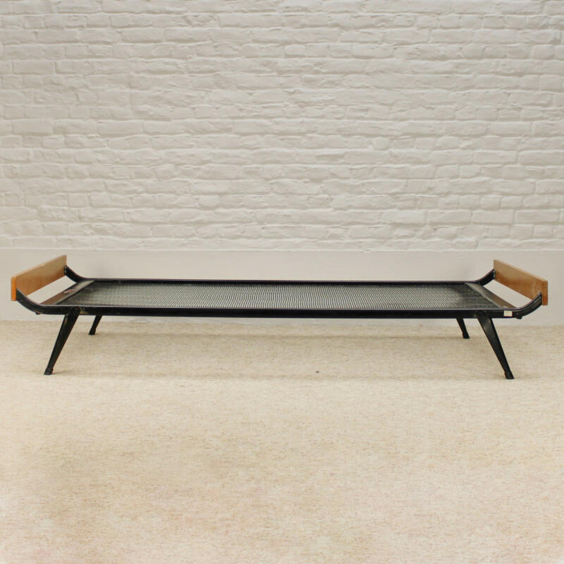 Fridawoodenbed1